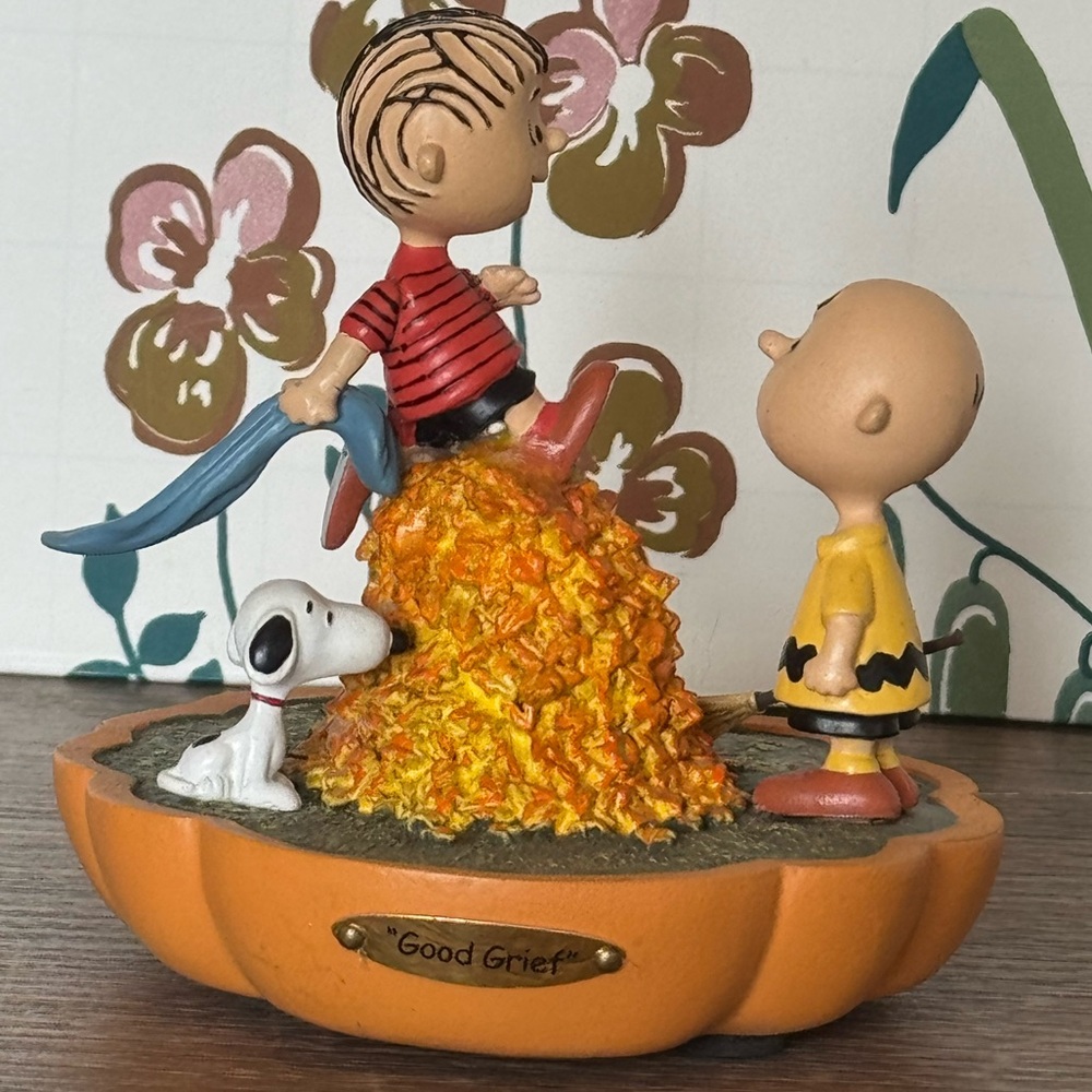 Hawthorne Village Peanuts "It's the Great Pumpkin” figurine in “Good Grief”